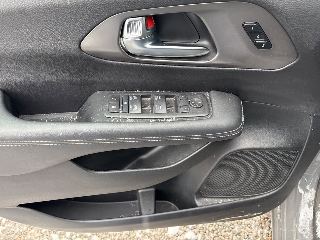 Used 2025 Chrysler Pacifica Select image 8