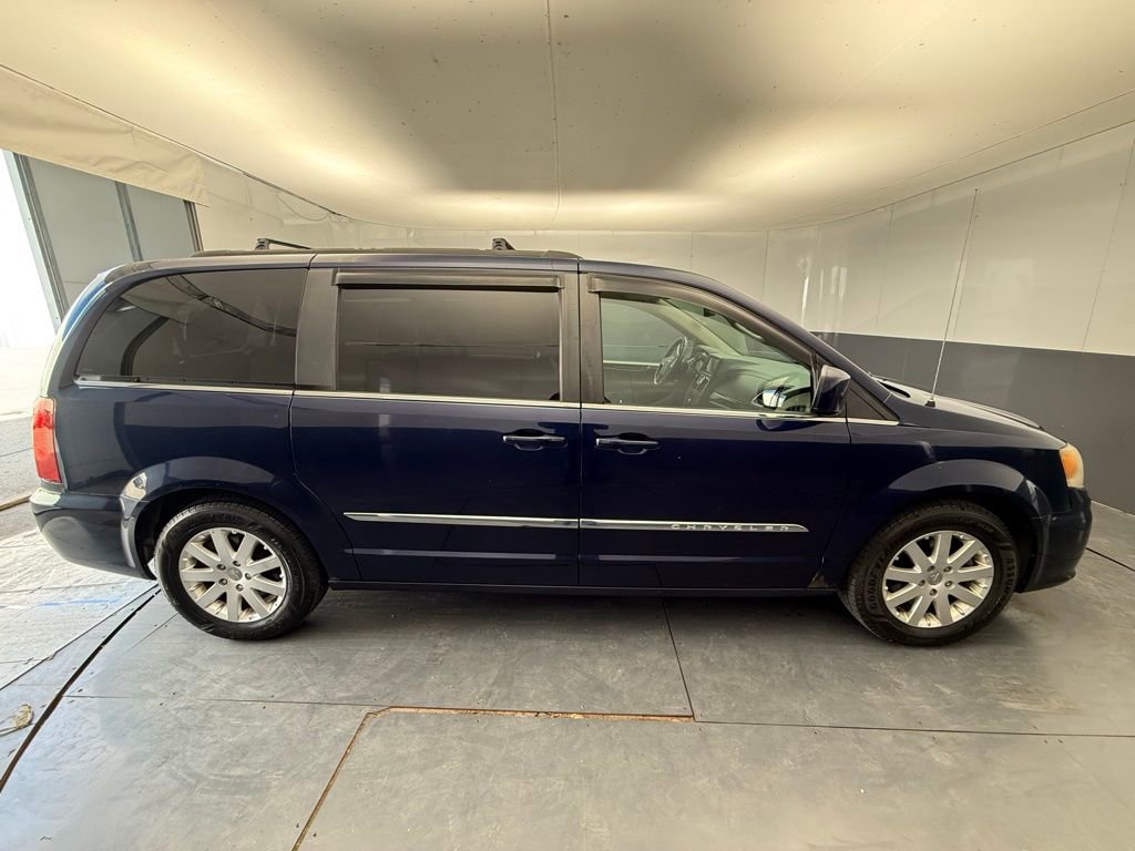 Used 2014 Chrysler Town & Country Touring image 13