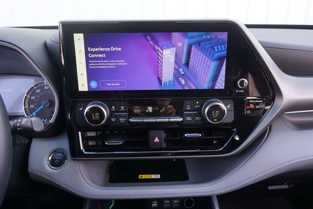 Used 2023 Toyota Highlander XLE AWD/4WD image 10