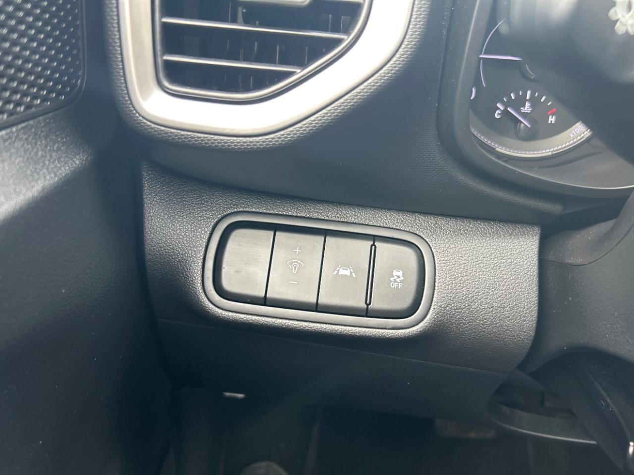 Used 2021 Hyundai Venue SE FWD image 16