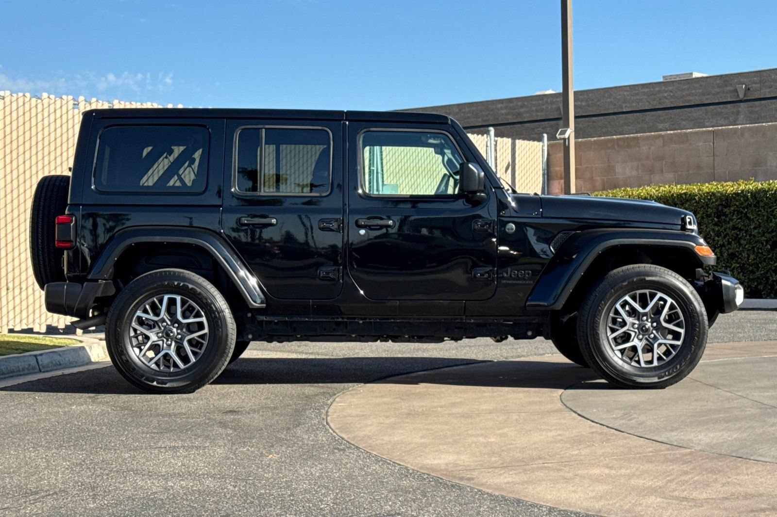 Used 2025 Jeep Wrangler Unlimited Sahara AWD/4WD image 3