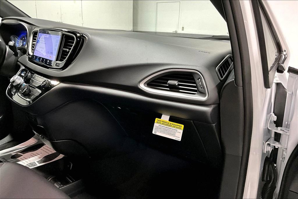 New 2026 Chrysler Voyager LX image 10