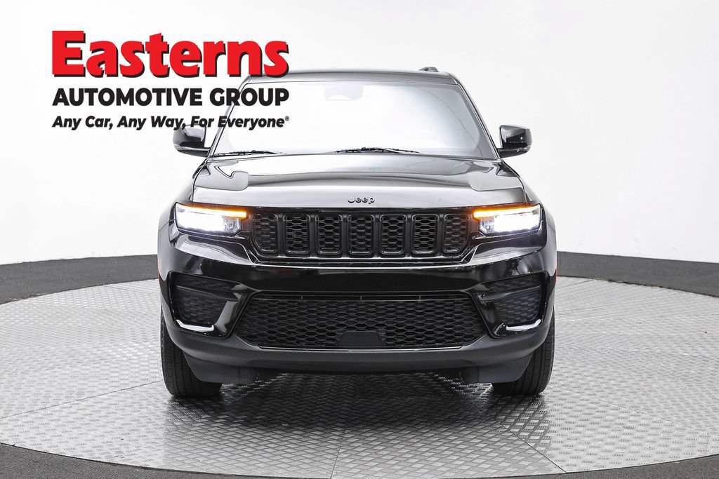 Used 2025 Jeep Grand Cherokee Altitude AWD/4WD image 2
