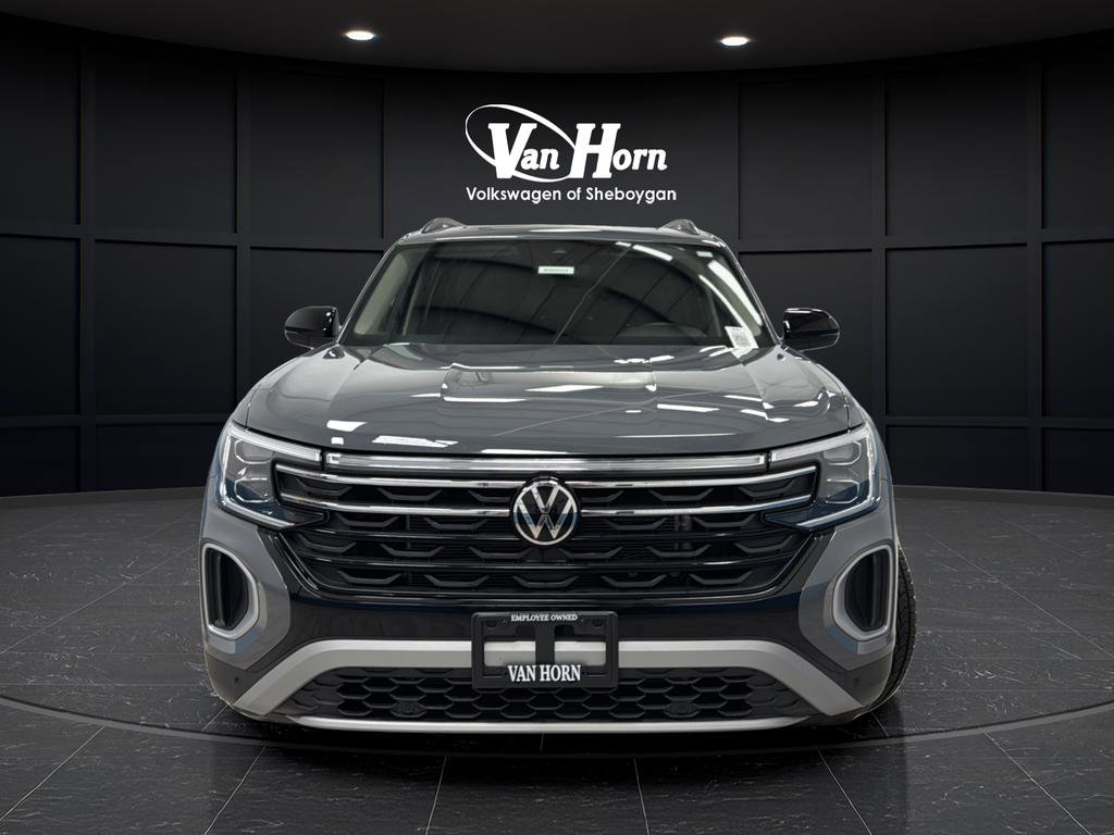 Used 2025 Volkswagen Atlas Peak Edition SE image 2