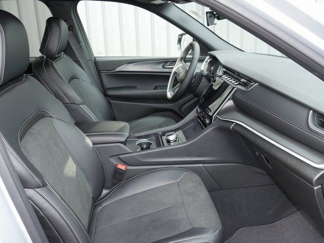 New 2025 Jeep Grand Cherokee Altitude image 22