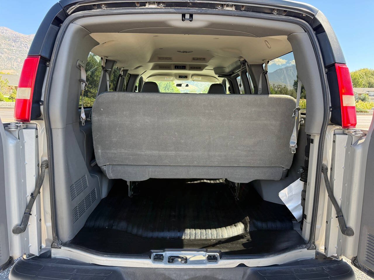 Used 2005 Chevrolet Express 2500 Passenger RWD image 23
