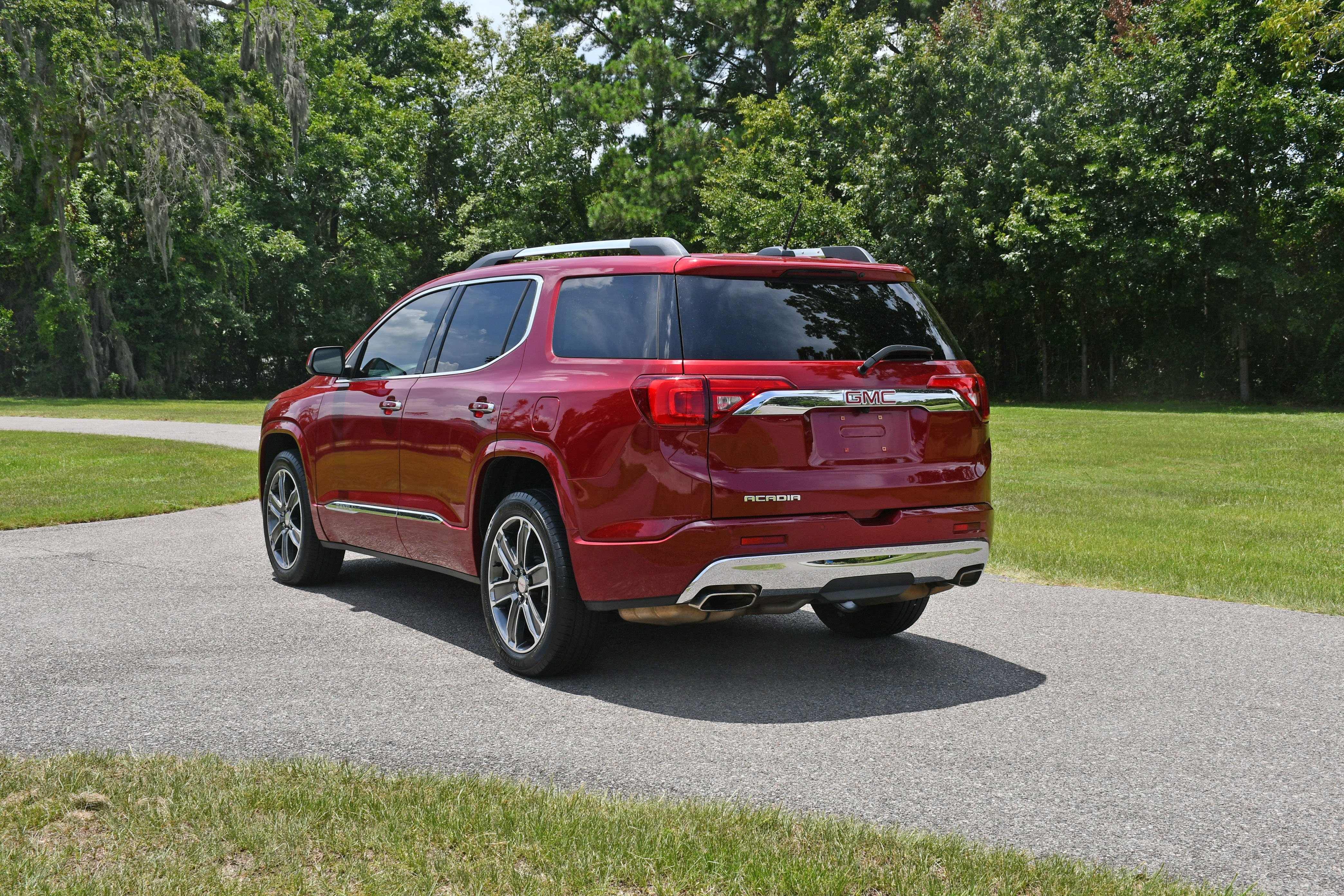 Used 2019 GMC Acadia Denali w/ Technology Package FWD image 3