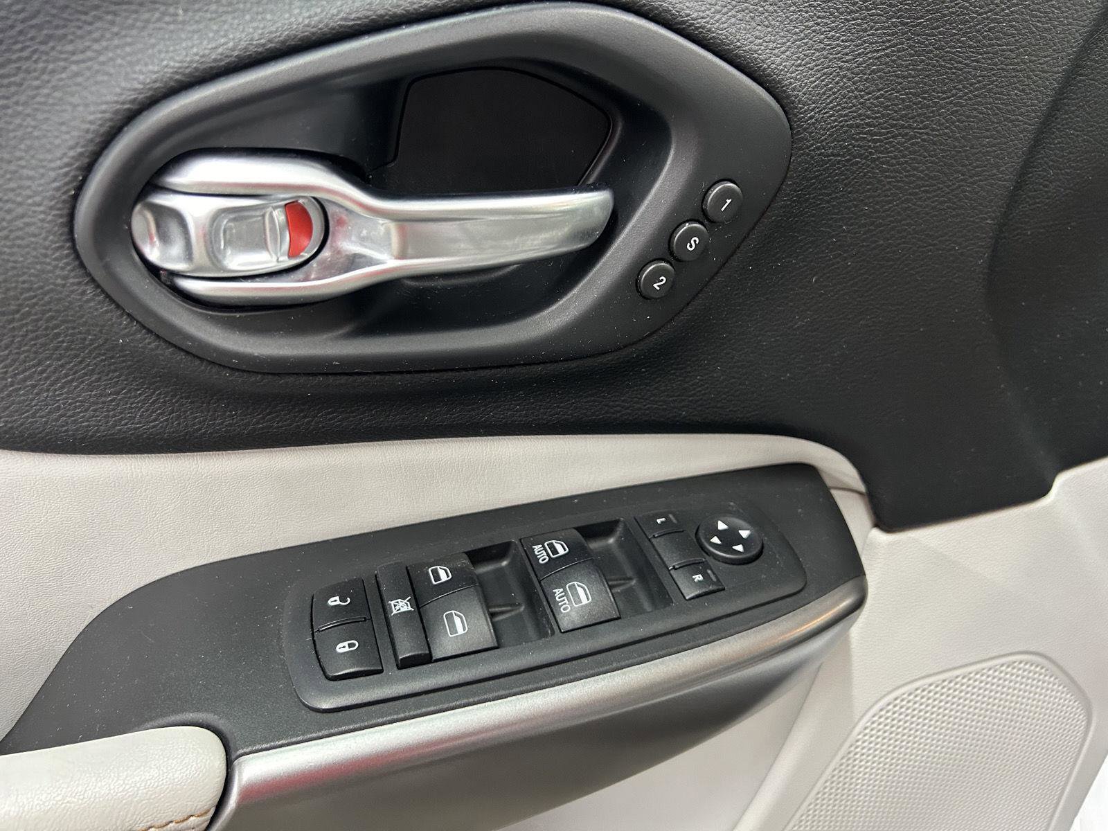 Used 2019 Jeep Cherokee Limited image 12