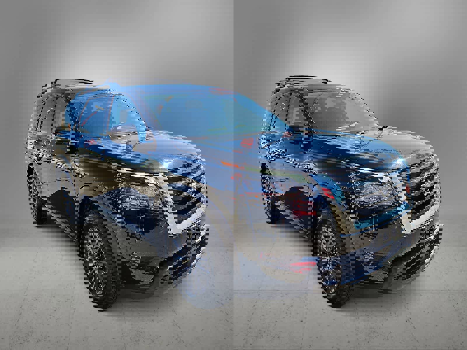 Used 2024 Nissan Pathfinder SV image 2