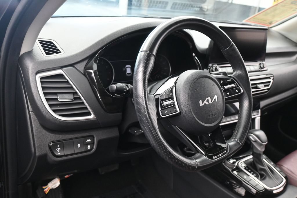 Used 2023 Kia Seltos SX w/ SX Sunroof Package AWD/4WD image 16
