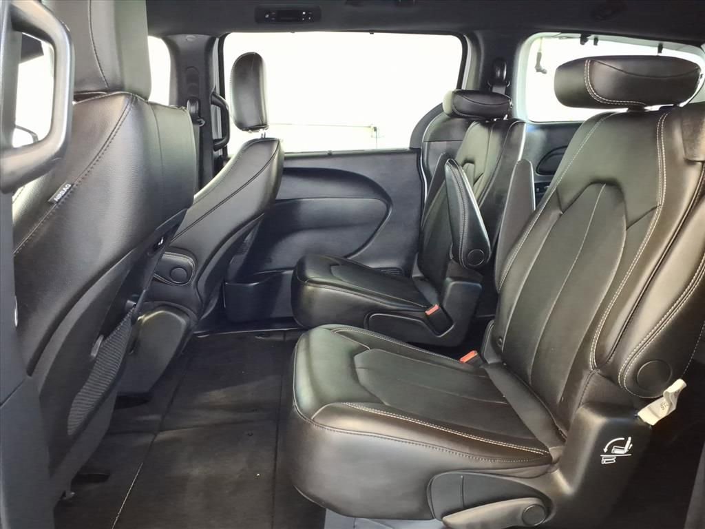 Used 2025 Chrysler Pacifica Select image 25