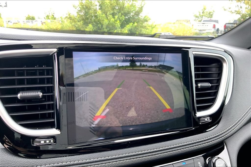Used 2026 Chrysler Pacifica Limited FWD image 20