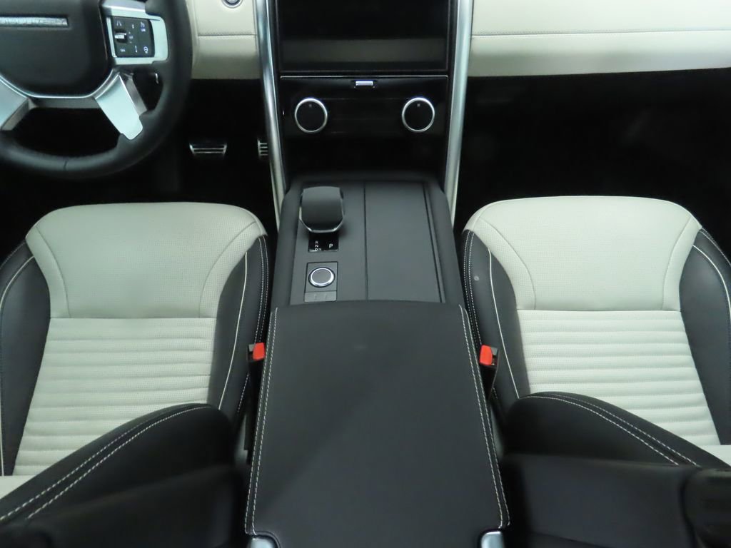 Used 2024 Land Rover Discovery Dynamic SE image 17
