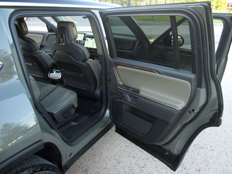 Used 2023 Rivian R1S Launch Edition AWD/4WD image 25