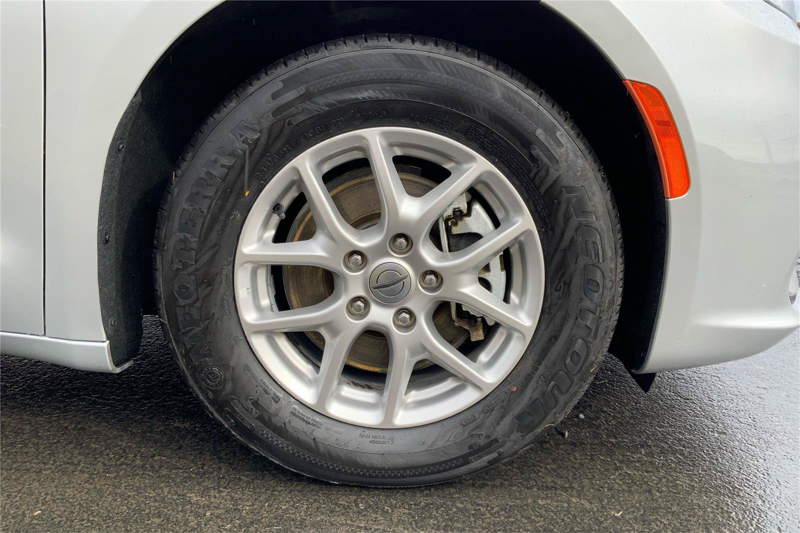 Used 2024 Chrysler Pacifica Touring-L FWD image 26