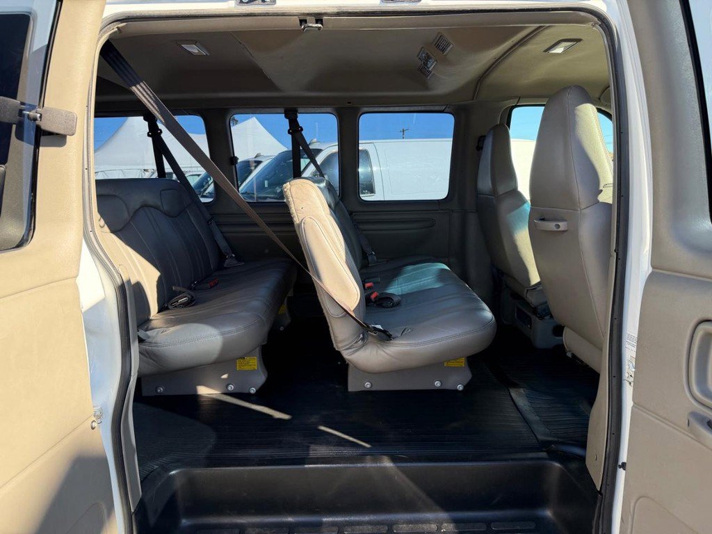 Used 2001 Chevrolet Express 3500 Extended Passenger image 31