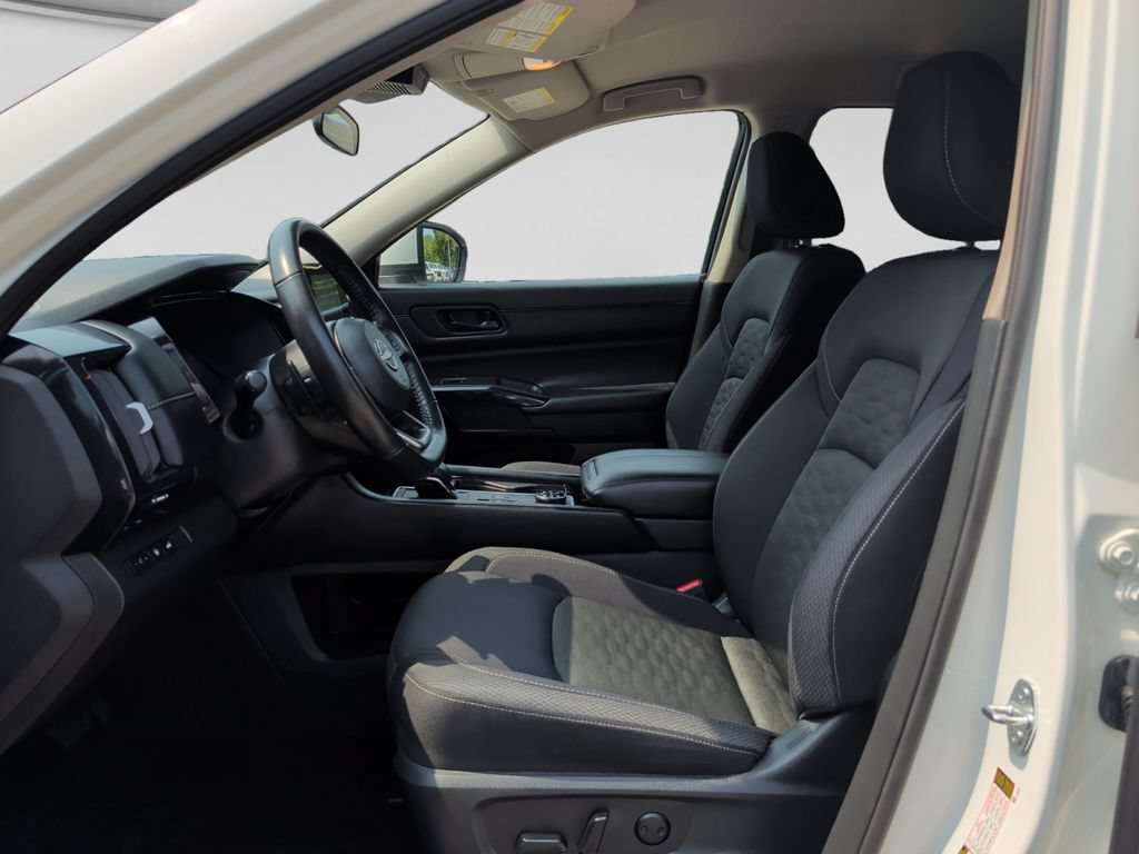 Used 2025 Nissan Pathfinder SV AWD/4WD image 16