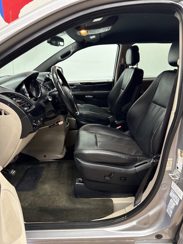 Used 2017 Dodge Grand Caravan SXT w/ Rear Park Assist Package FWD image 29