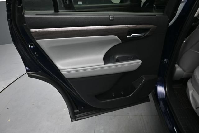 Certified 2024 Toyota Highlander Limited AWD/4WD image 16