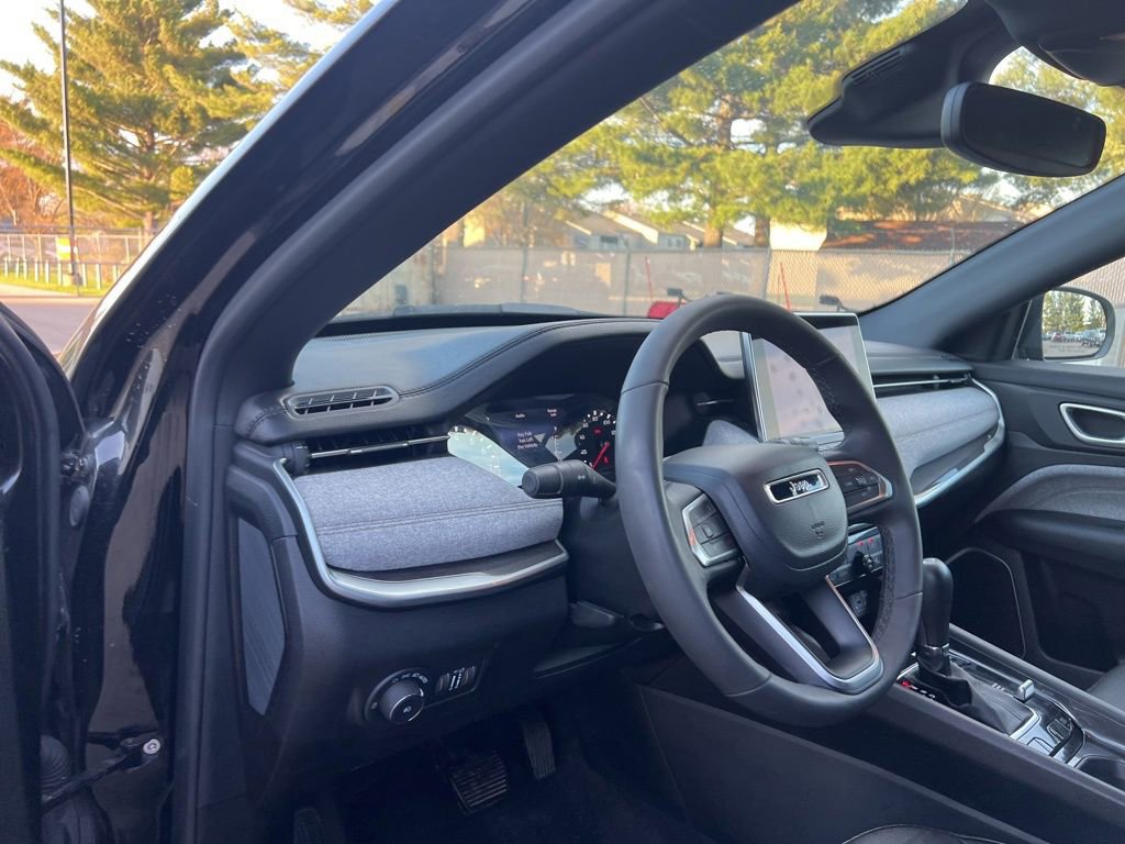 Used 2023 Jeep Compass Latitude image 13