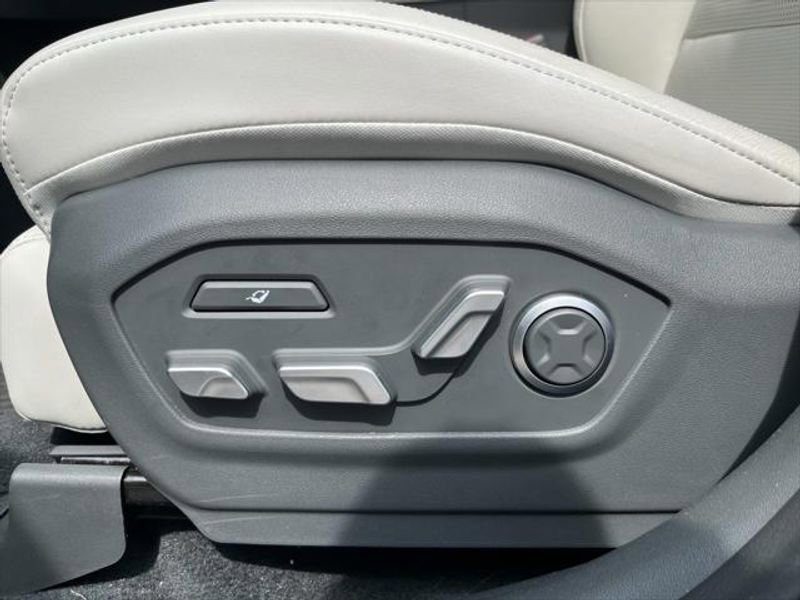 Used 2025 Hyundai Santa Fe Calligraphy image 28