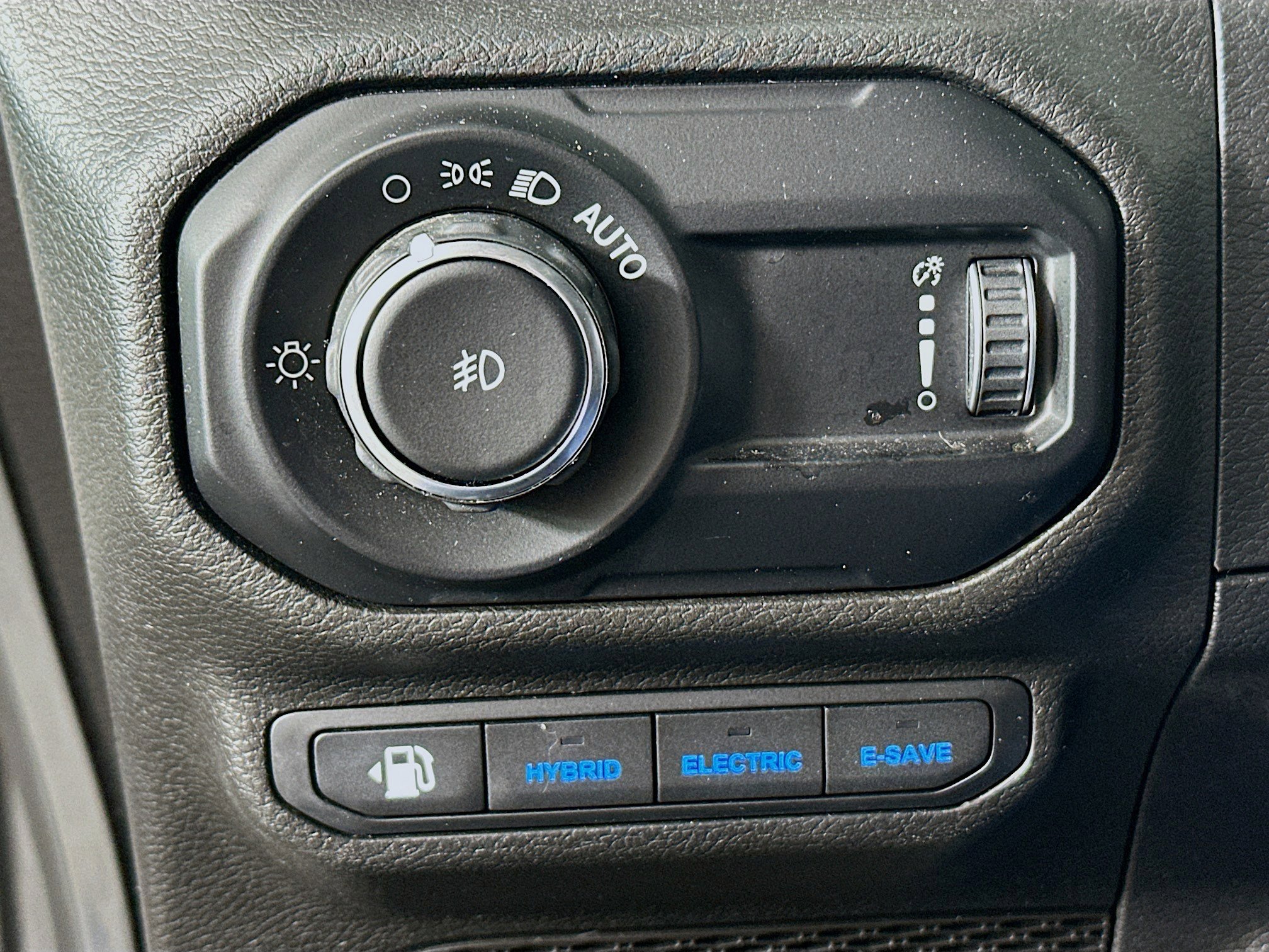 Used 2023 Jeep Wrangler Sahara w/ Cold Weather Group image 16