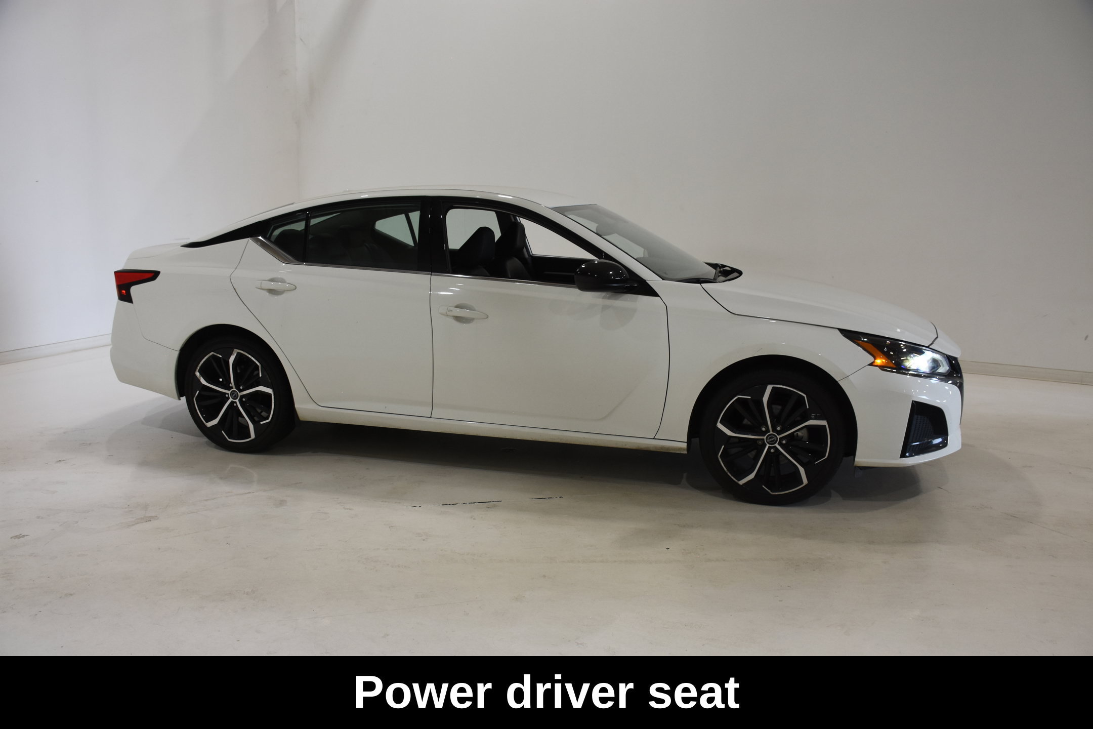Used 2025 Nissan Altima 2.5 SR FWD image 3