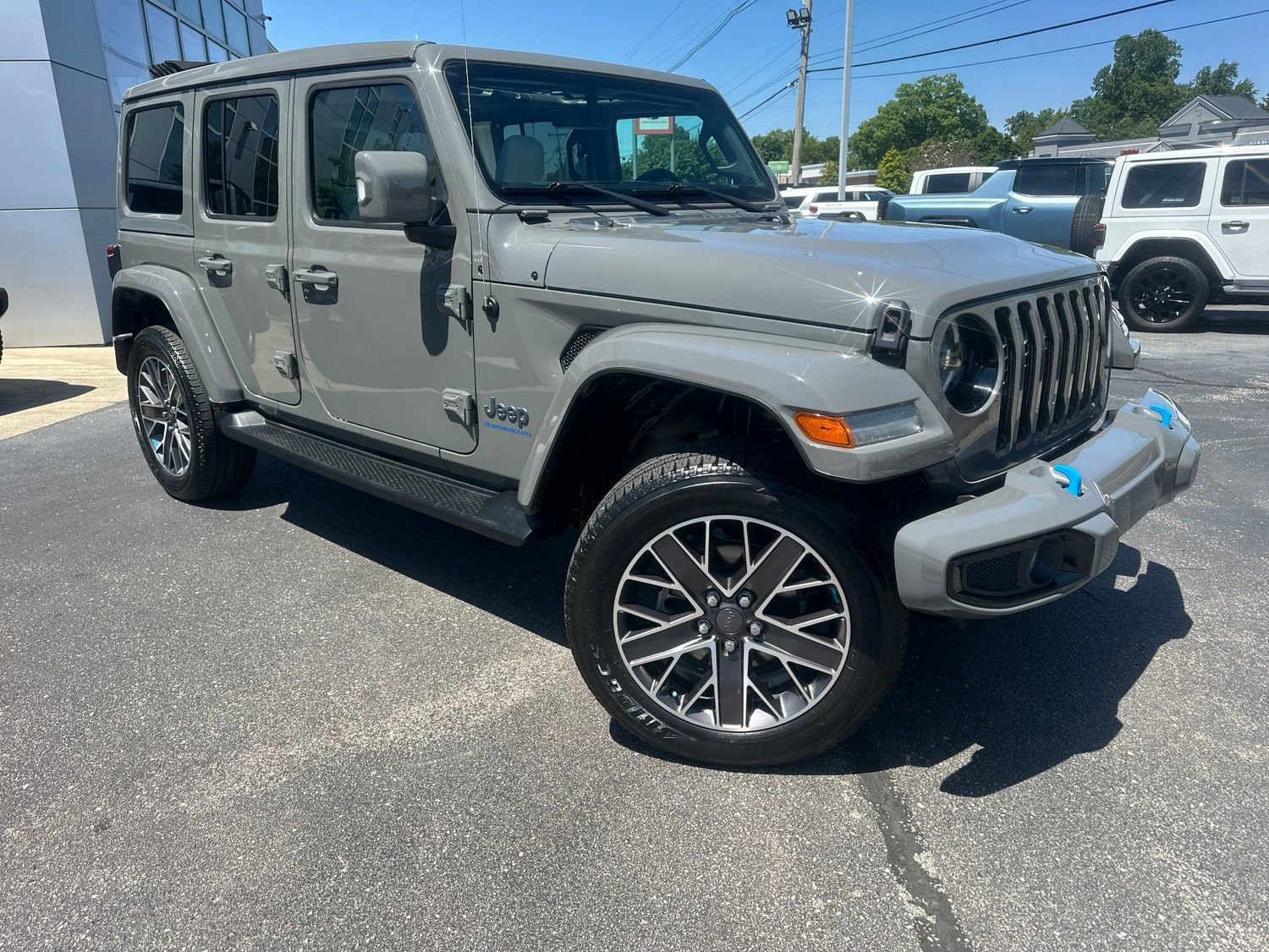 Used 2023 Jeep Wrangler Unlimited Sahara AWD/4WD image 1