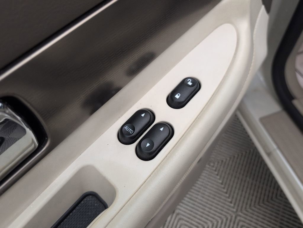 Used 2005 Ford Thunderbird 50th Anniversary image 32