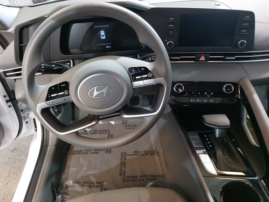 Used 2025 Hyundai Elantra Hybrid FWD image 17
