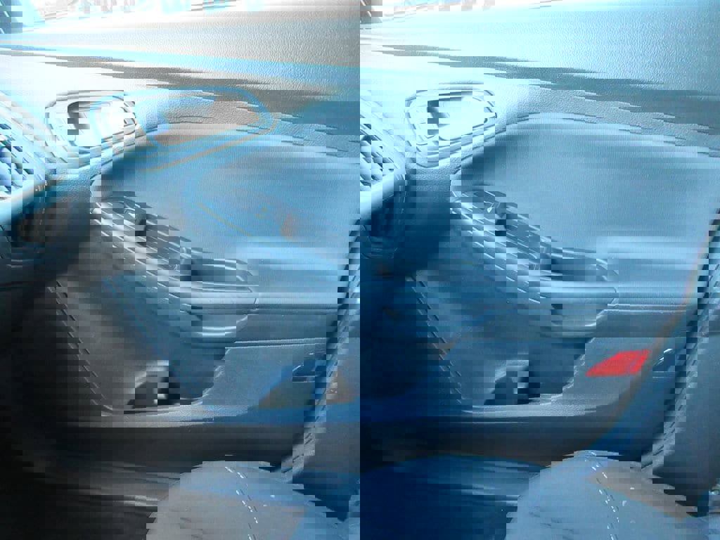 Used 2018 Ford Focus SE w/ SE Appearance Package image 31