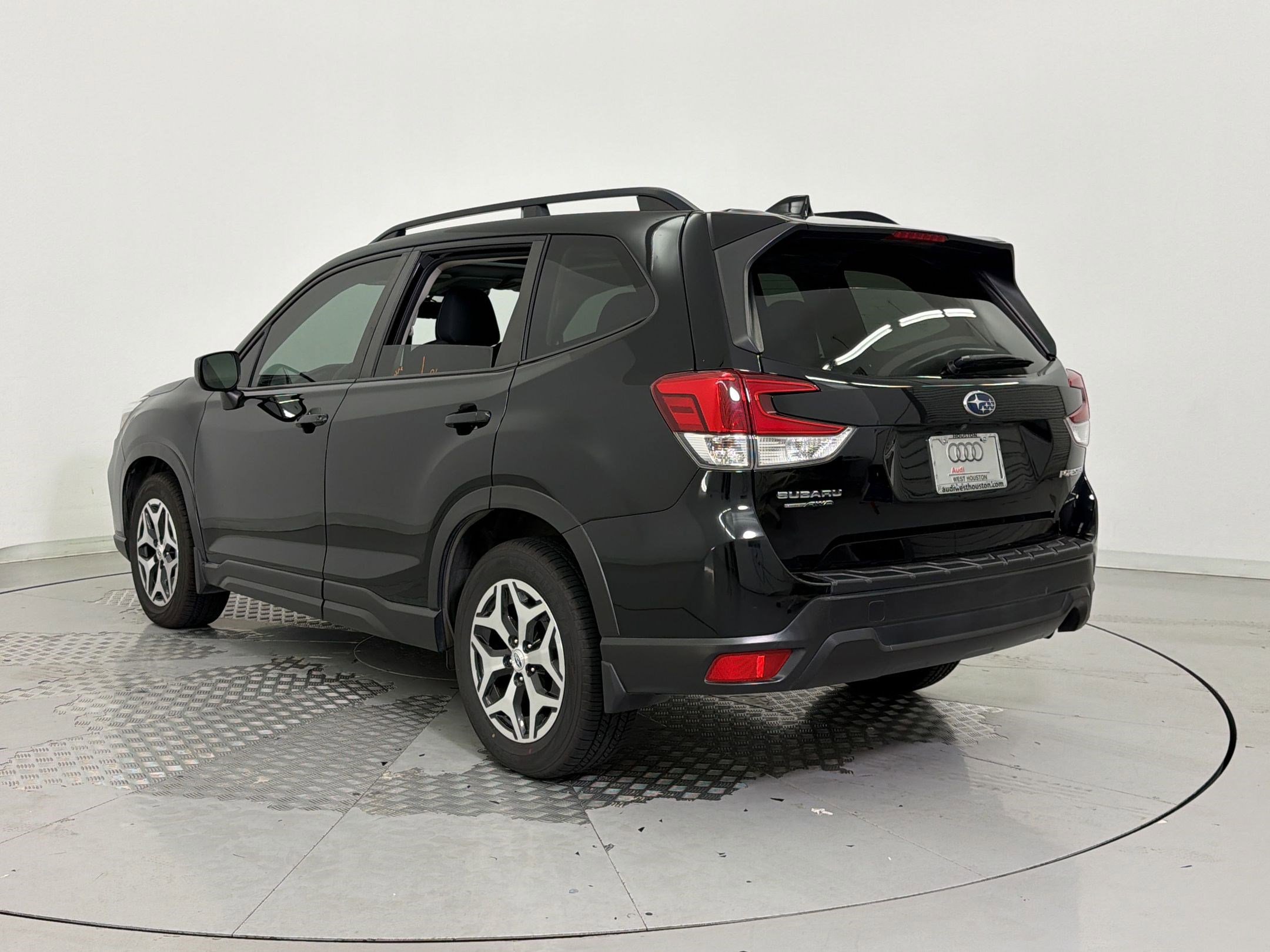 Used 2019 Subaru Forester Premium AWD/4WD image 3