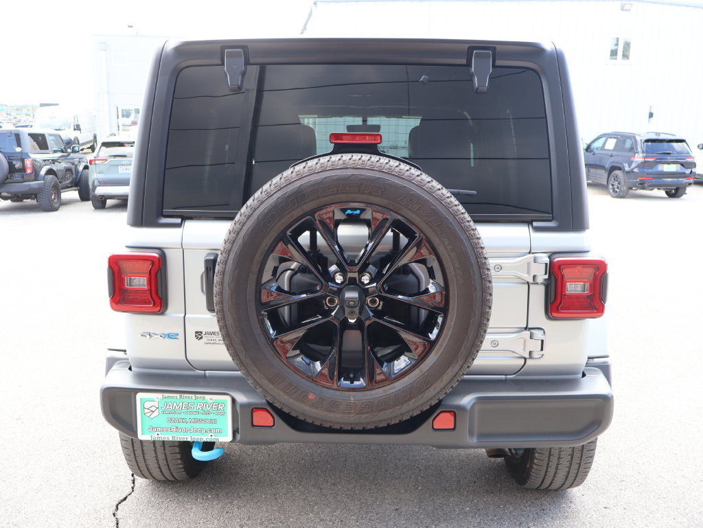 Used 2023 Jeep Wrangler Unlimited Sahara AWD/4WD image 4