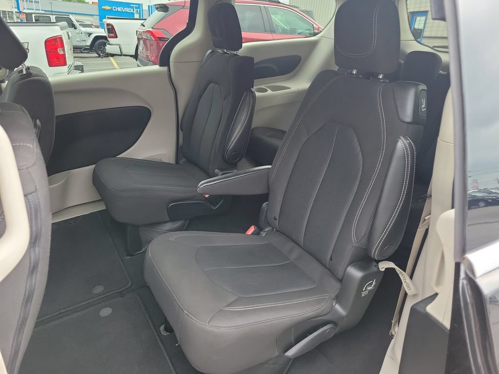 Used 2023 Chrysler Voyager LX FWD image 13