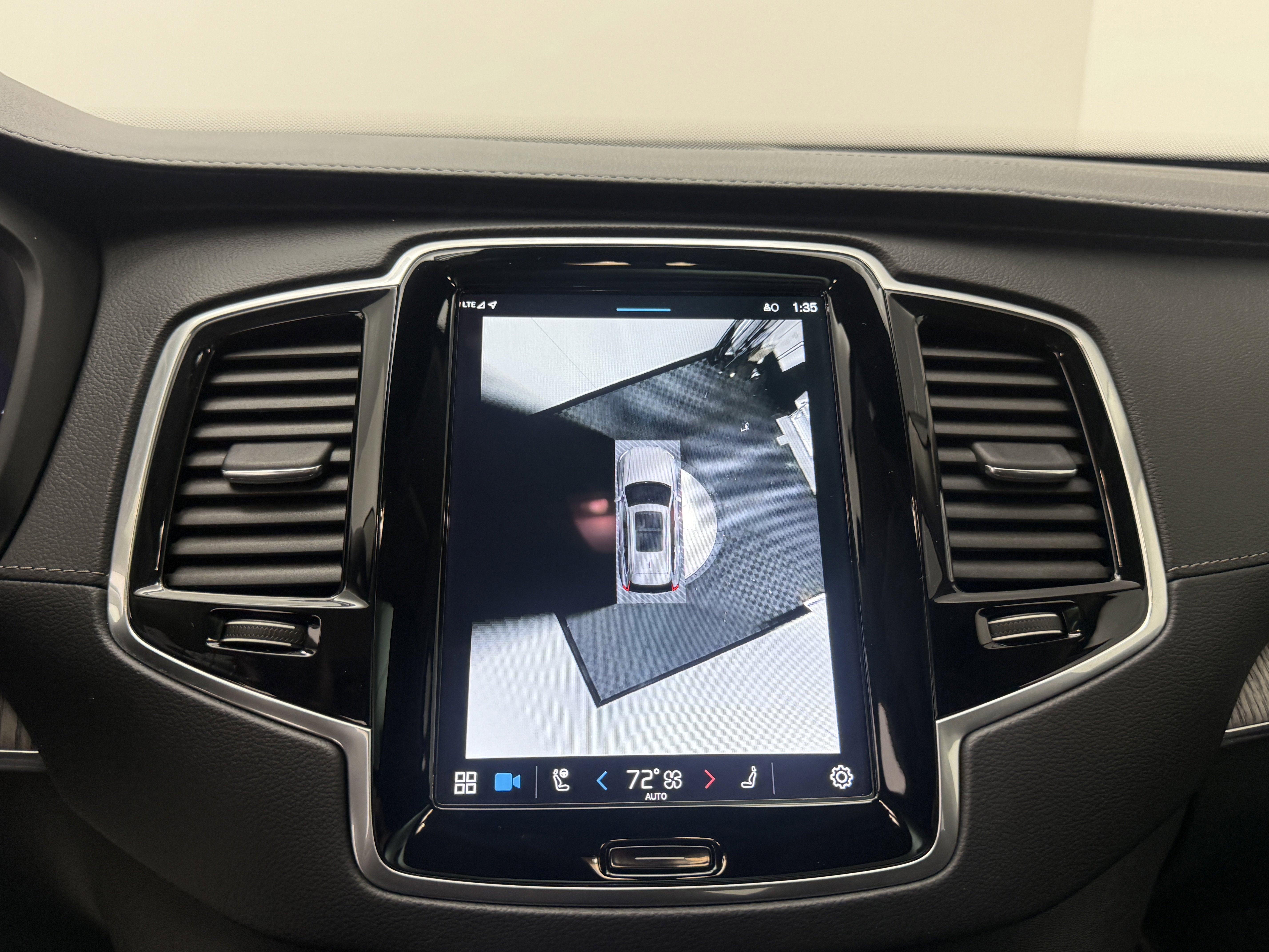 Certified 2024 Volvo XC90 B6 Ultimate w/ Protection Package Premier image 19