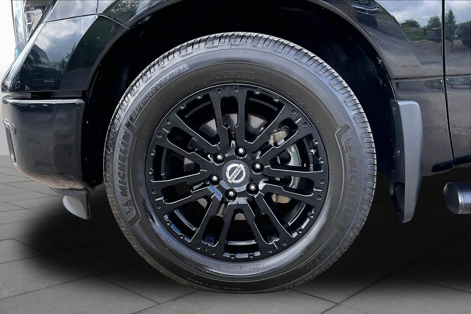 Used 2019 Nissan Titan SV w/ SV Convenience Package RWD image 11