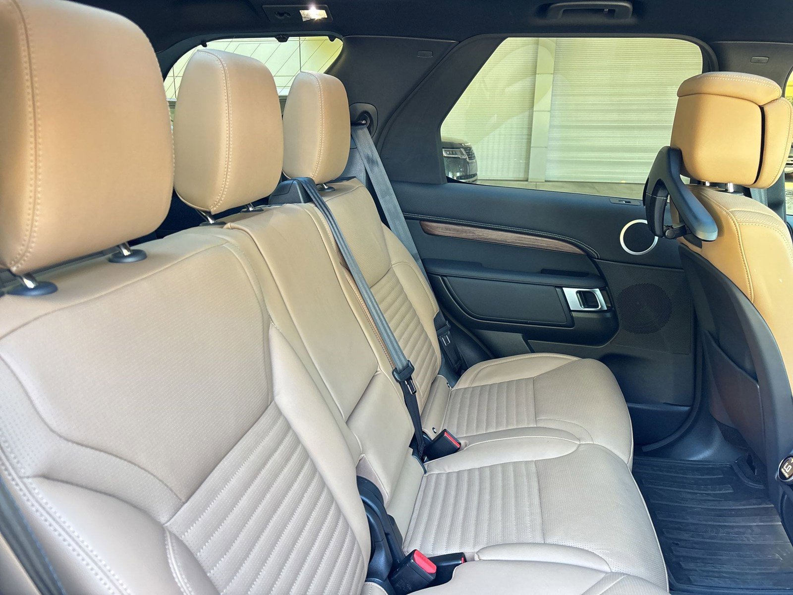 Used 2024 Land Rover Discovery Dynamic SE image 30