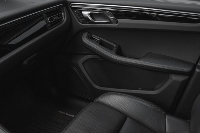 Used 2024 Porsche Macan w/ Premium Plus Package image 23