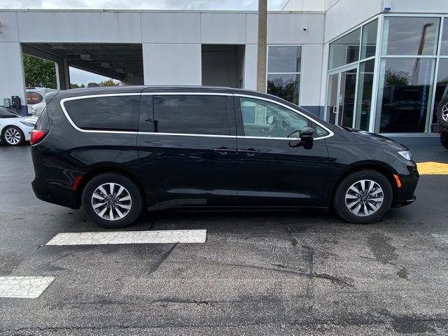 Used 2023 Chrysler Pacifica Touring-L image 11
