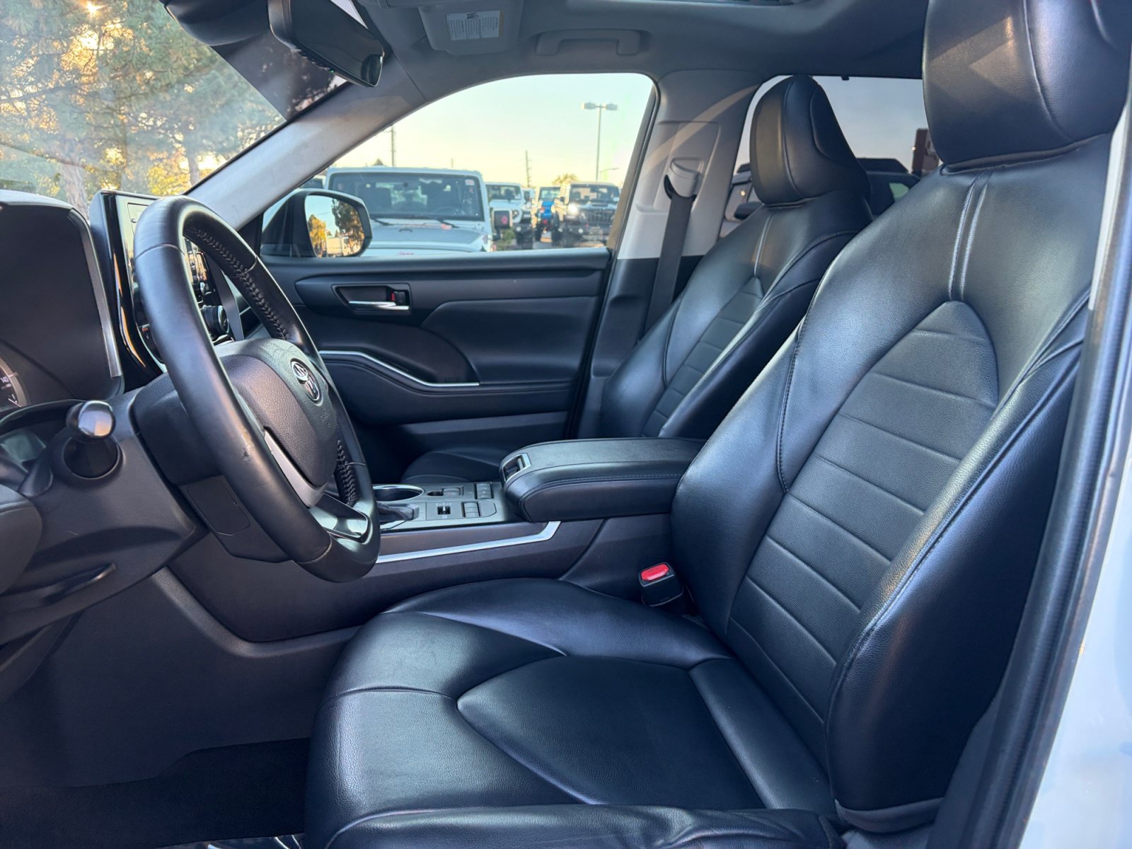 Used 2022 Toyota Highlander XLE AWD/4WD image 12