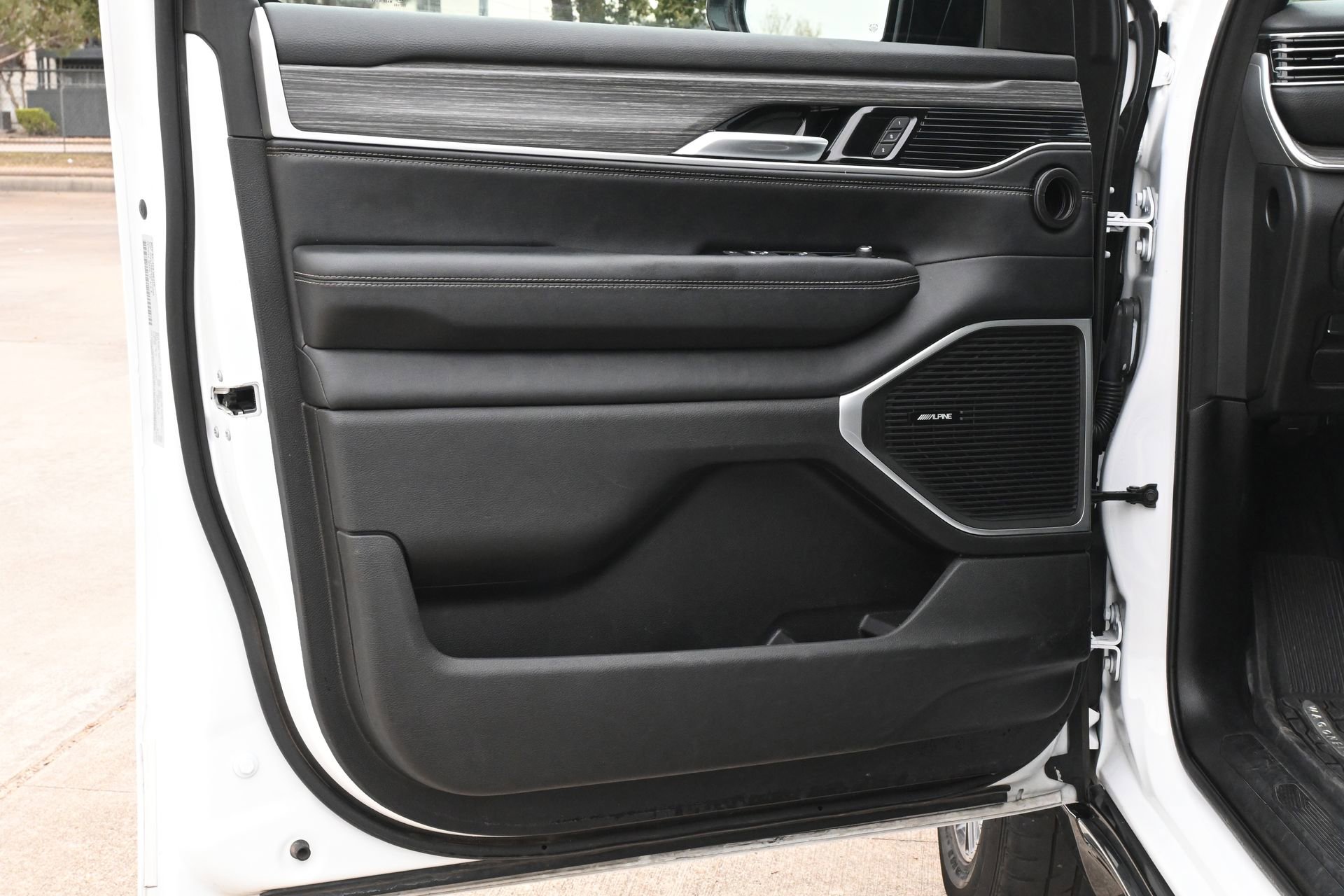 Used 2024 Jeep Wagoneer L Series II w/ Flexible Seating Group image 19