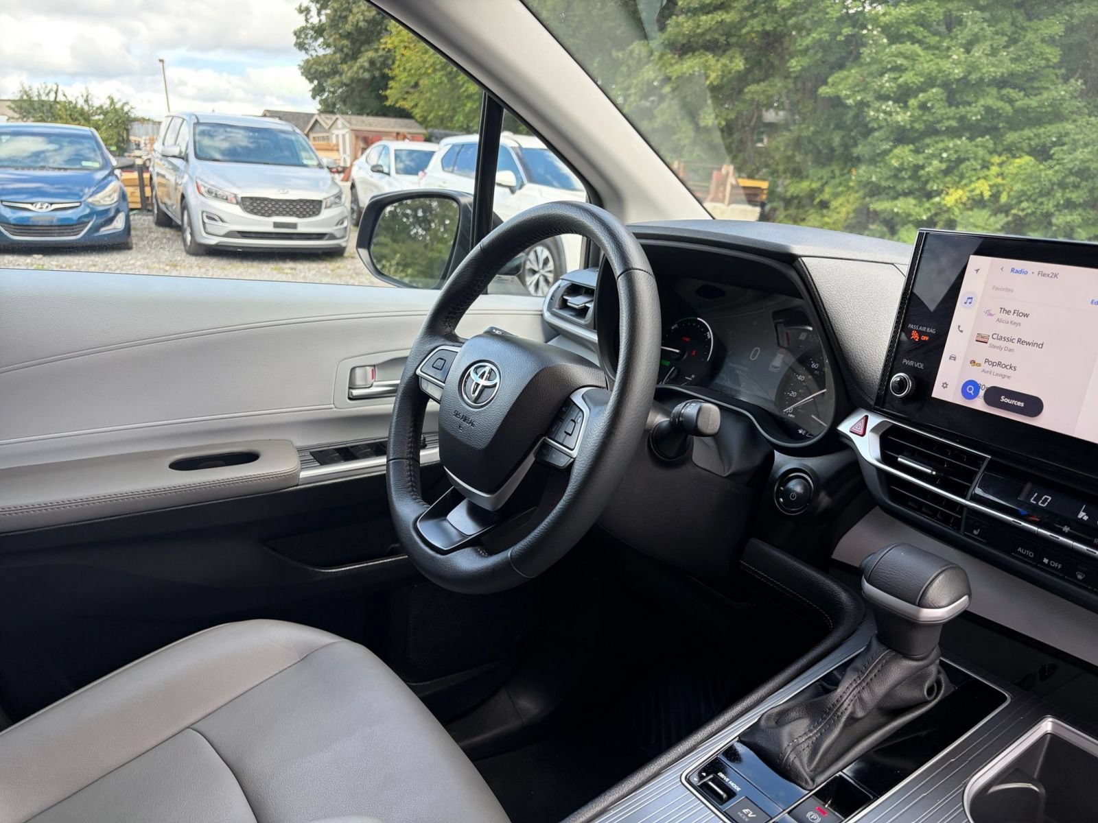 Used 2025 Toyota Sienna XLE FWD image 36