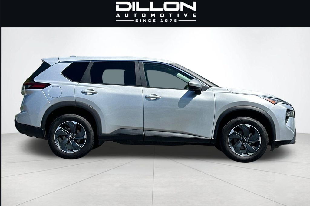 Used 2024 Nissan Rogue SV AWD/4WD image 3