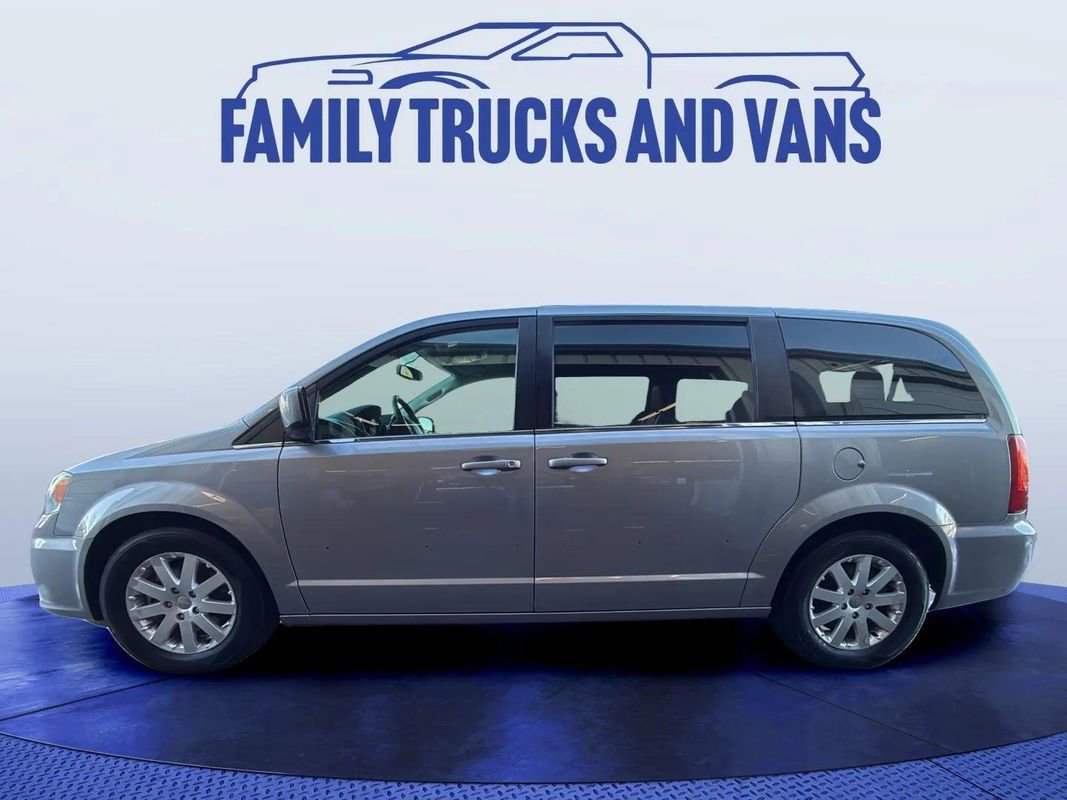 Used 2016 Chrysler Town & Country Touring image 2