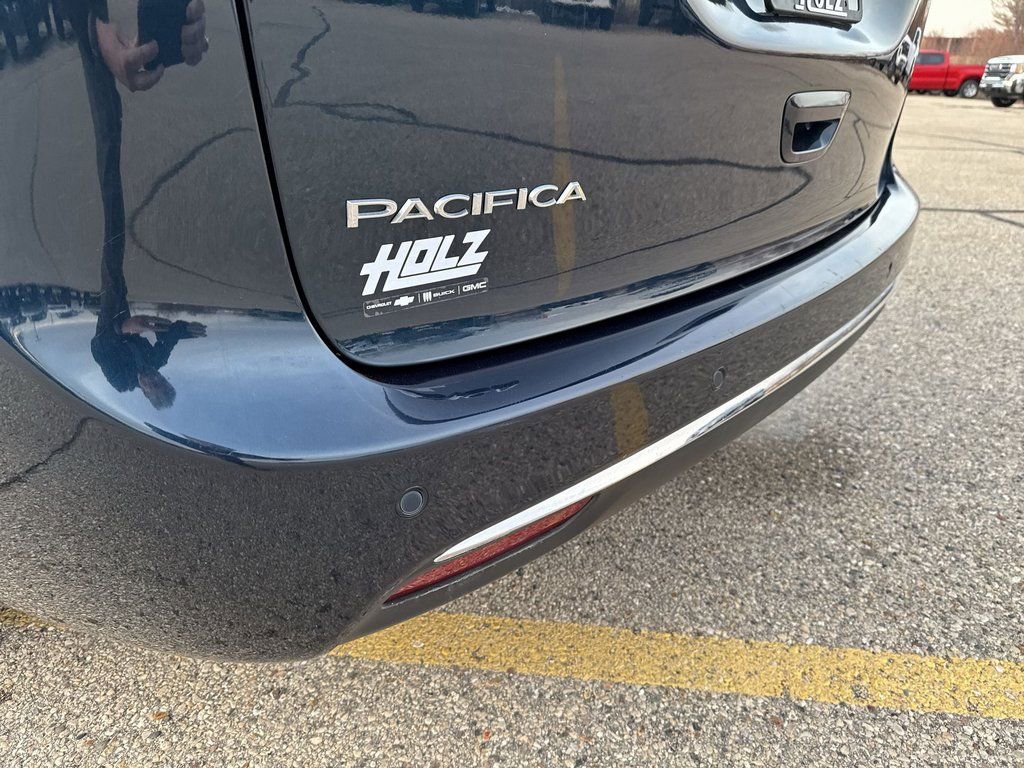 Used 2023 Chrysler Pacifica Touring-L image 4