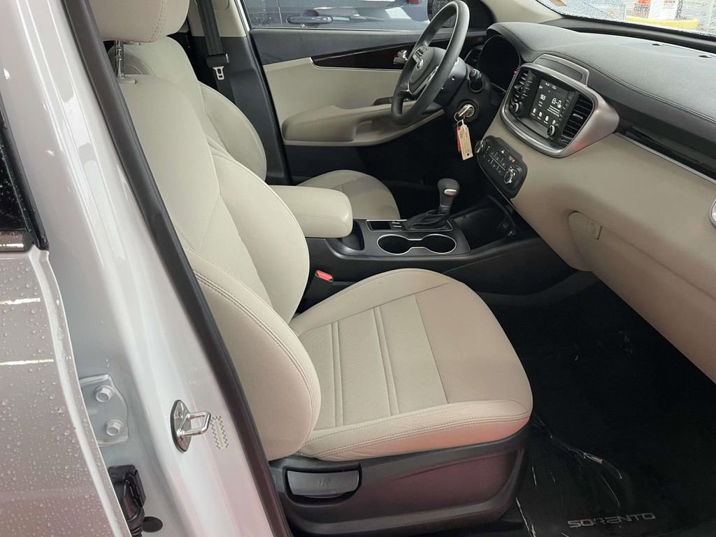 Used 2020 Kia Sorento LX image 44