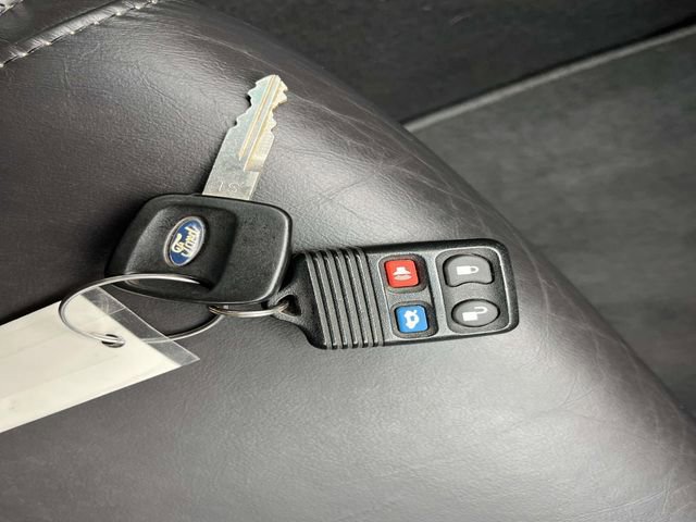 Used 2002 Ford Thunderbird image 27