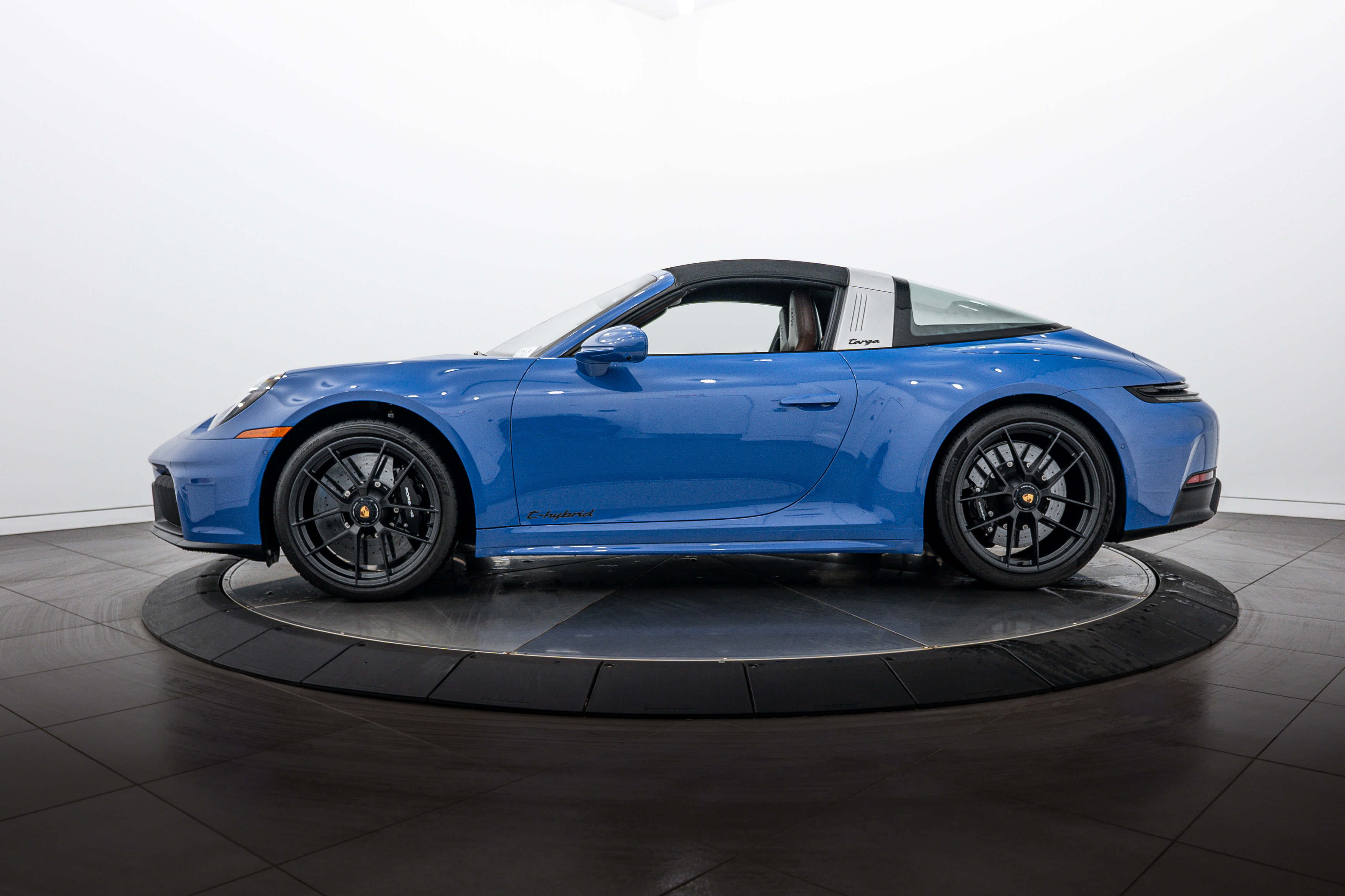 Certified 2025 Porsche 911 Targa 4 GTS AWD/4WD image 24