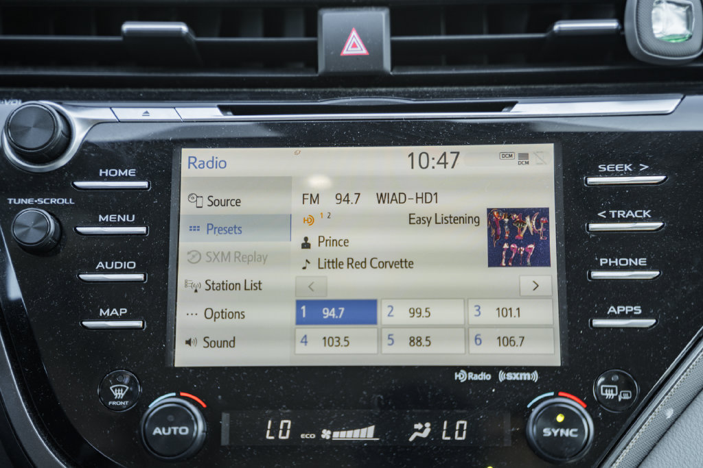 Used 2020 Toyota Camry SE w/ Sunroof Package FWD image 20