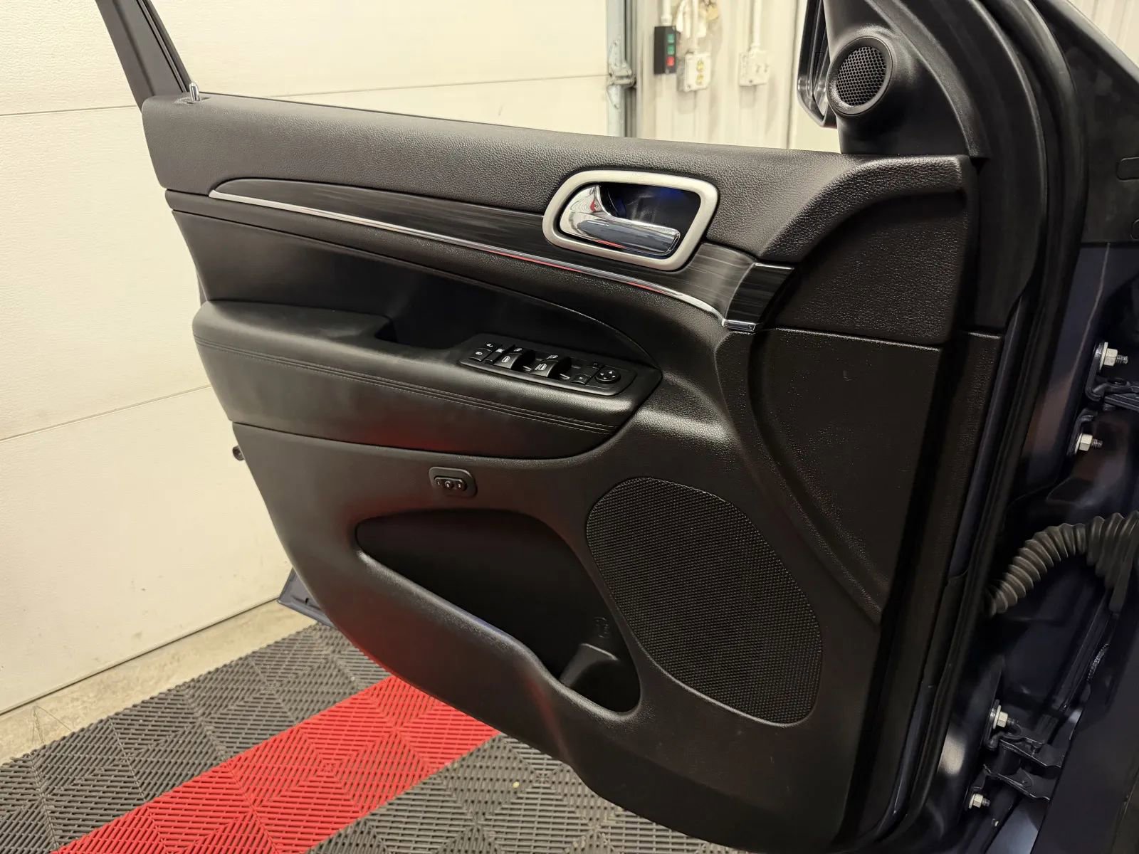 Used 2020 Jeep Grand Cherokee Limited w/ Luxury Group II image 28